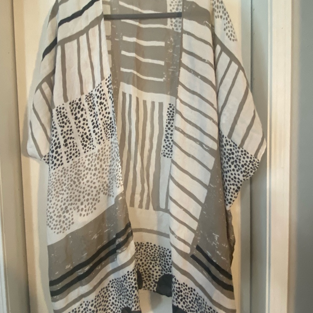 Demdaco Black and Gray Patterned Kimono